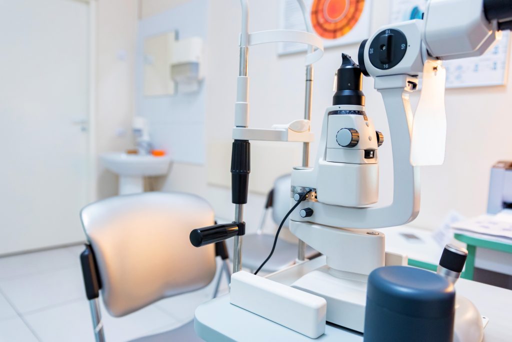 How does IPL therapy benefit eye health?